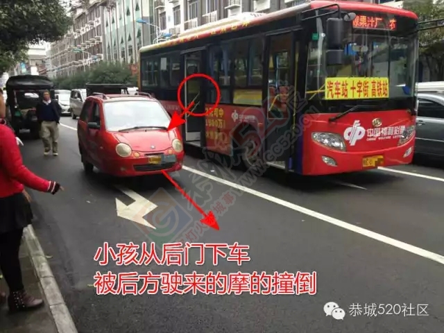 防疫站红绿灯小孩下公交车被摩的撞飞575 / 作者:社区小编 / 帖子ID:160025