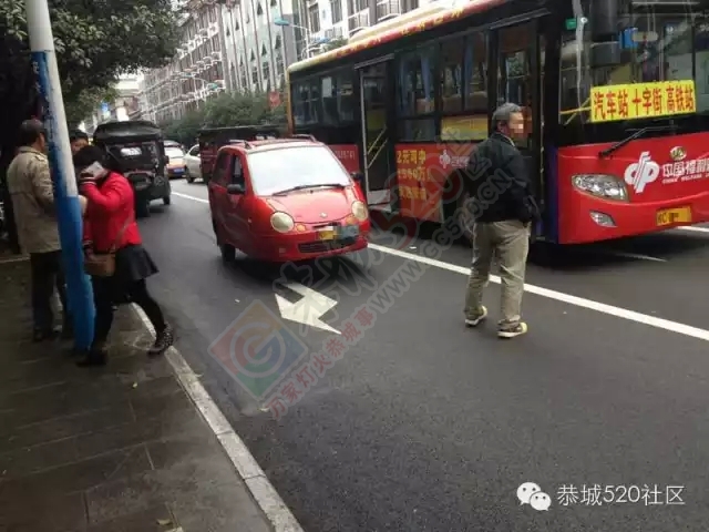 防疫站红绿灯小孩下公交车被摩的撞飞938 / 作者:社区小编 / 帖子ID:160025
