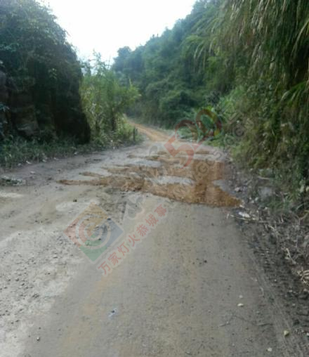 恭城县西岭乡峻山至营盘的油路几乎全部变成了难行路，油路坏了用黄泥补补，烂泥路...446 / 作者:杨溪王公子 / 帖子ID:161872