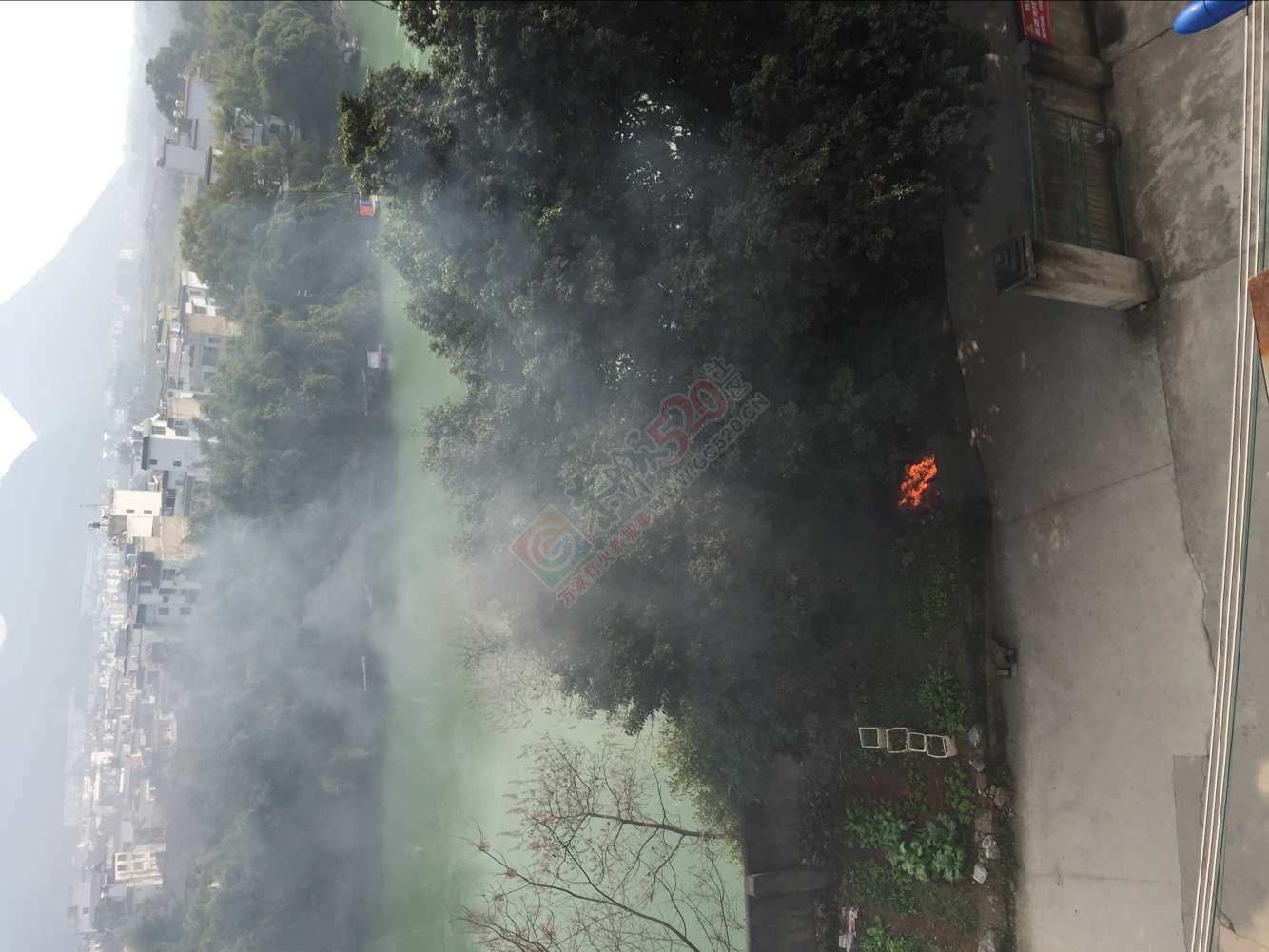 环卫工人小区下点火焚烧垃圾，恶臭满天187 / 作者:地道 / 帖子ID:163182