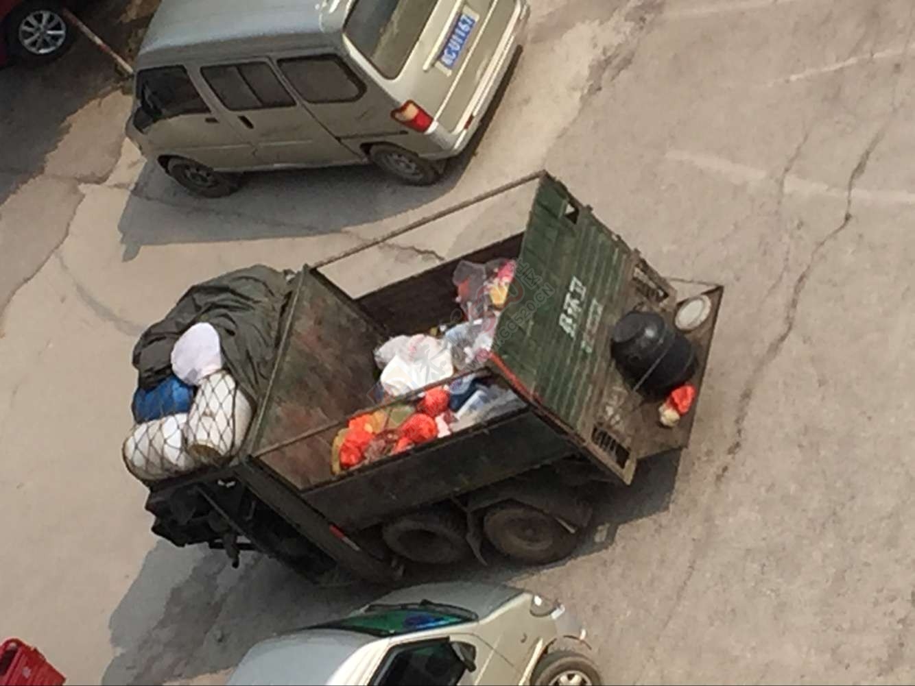 环卫工人小区下点火焚烧垃圾，恶臭满天997 / 作者:地道 / 帖子ID:163182