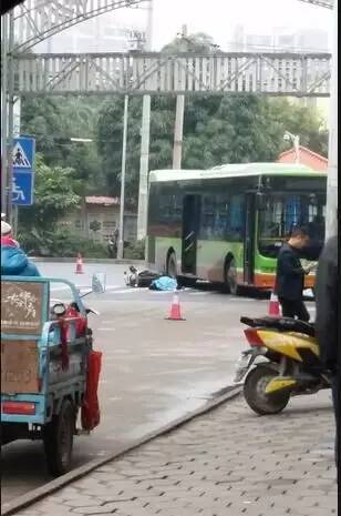 又一起！今早南宁一电动车主被公交车撞死在斑马线上！15 / 作者:渲染人生 / 帖子ID:164056