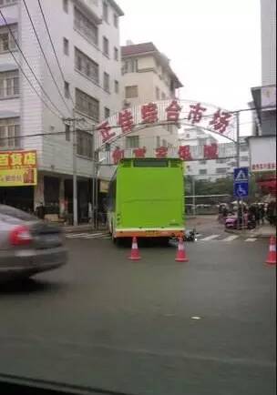 又一起！今早南宁一电动车主被公交车撞死在斑马线上！3 / 作者:渲染人生 / 帖子ID:164056