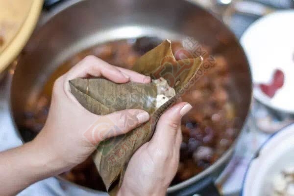 端午节快到啦！美女小编一分钟教你学会包恭城“羊角扭”！552 / 作者:今日恭城 / 帖子ID:174048