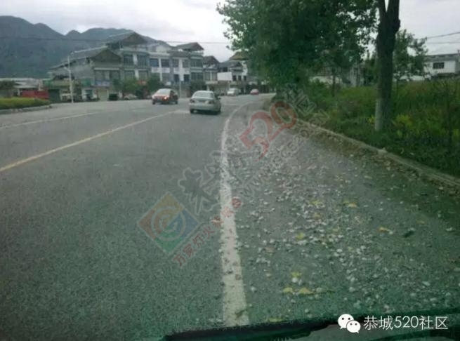 【民生热点】莲花至恭城路段碎石遍地，行人过路提心吊胆989 / 作者:以空。 / 帖子ID:175218