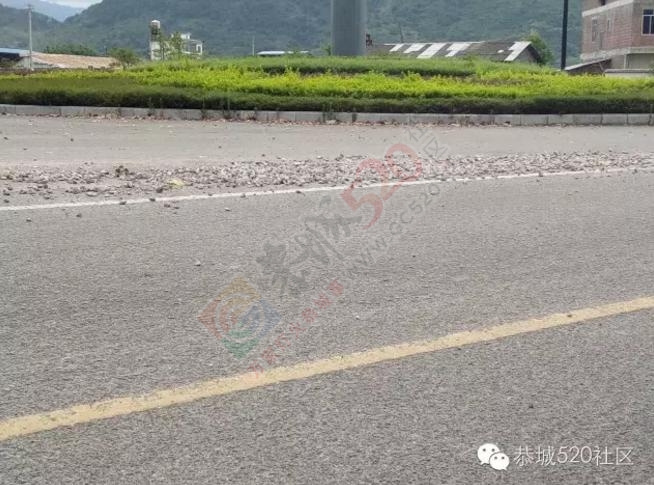【民生热点】莲花至恭城路段碎石遍地，行人过路提心吊胆258 / 作者:以空。 / 帖子ID:175218