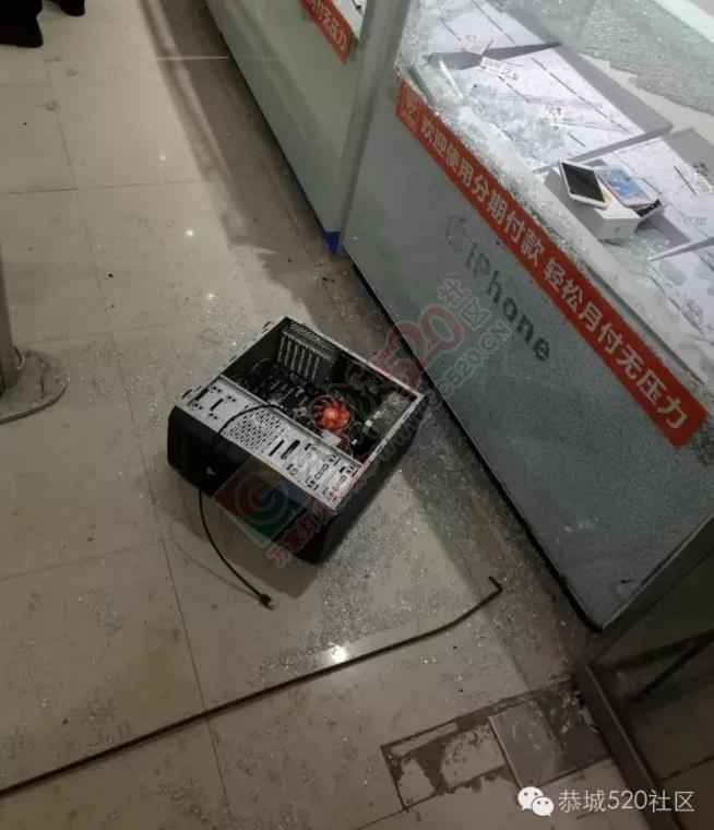 茶南路一家苹果手机店被砸623 / 作者:以空。 / 帖子ID:175316