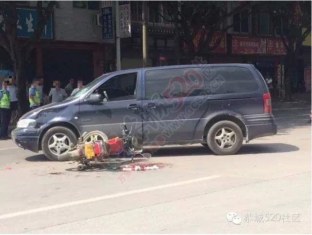 今天中午在恭城虾里洞加油站三岔路口突发车祸，流了一地血，场面惊人！642 / 作者:以空。 / 帖子ID:176254