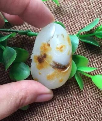 转让47克新疆和田玉籽料作品—喜上眉梢558 / 作者:晚霞行千里 / 帖子ID:176768