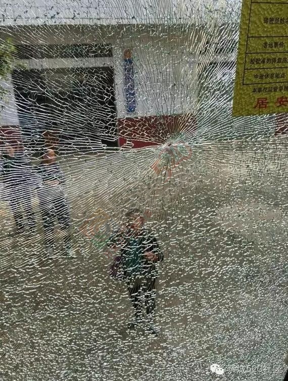 吓懵了！网友坐班车从治平回恭城途中被不明飞行物射穿车窗击中头部血流满面810 / 作者:深秋的落叶 / 帖子ID:185882