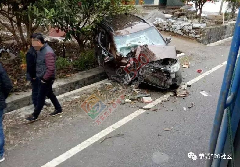 栗木苔塘定岗坳路段又出车祸，面包车爆胎撞向路边后面目全非！876 / 作者:茶江人 / 帖子ID:192749