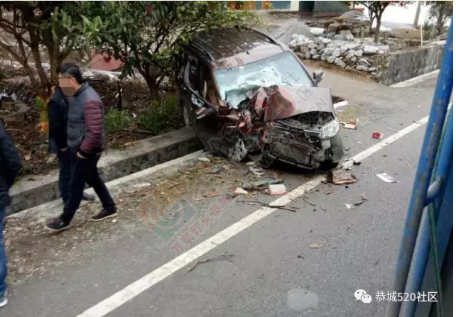 栗木苔塘定岗坳路段又出车祸，面包车爆胎撞向路边后面目全非！213 / 作者:怡儿妖妖 / 帖子ID:192748