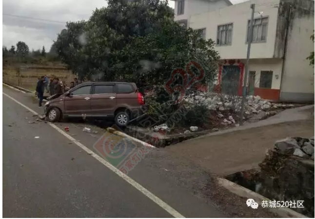 栗木苔塘定岗坳路段又出车祸，面包车爆胎撞向路边后面目全非！541 / 作者:怡儿妖妖 / 帖子ID:192748