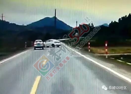 开快车蛮！栗木五福中学门口两车激情“接吻”，西岭虎尾小学路段两车激烈碰撞！633 / 作者:社区小编 / 帖子ID:197529