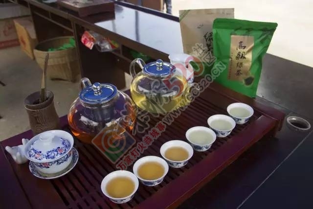 黄竹岗百亩茶园开采，前往踏青体验采茶的游客络绎不绝。茶园还在开放中，等你哦！694 / 作者:碧澄匀 / 帖子ID:207669
