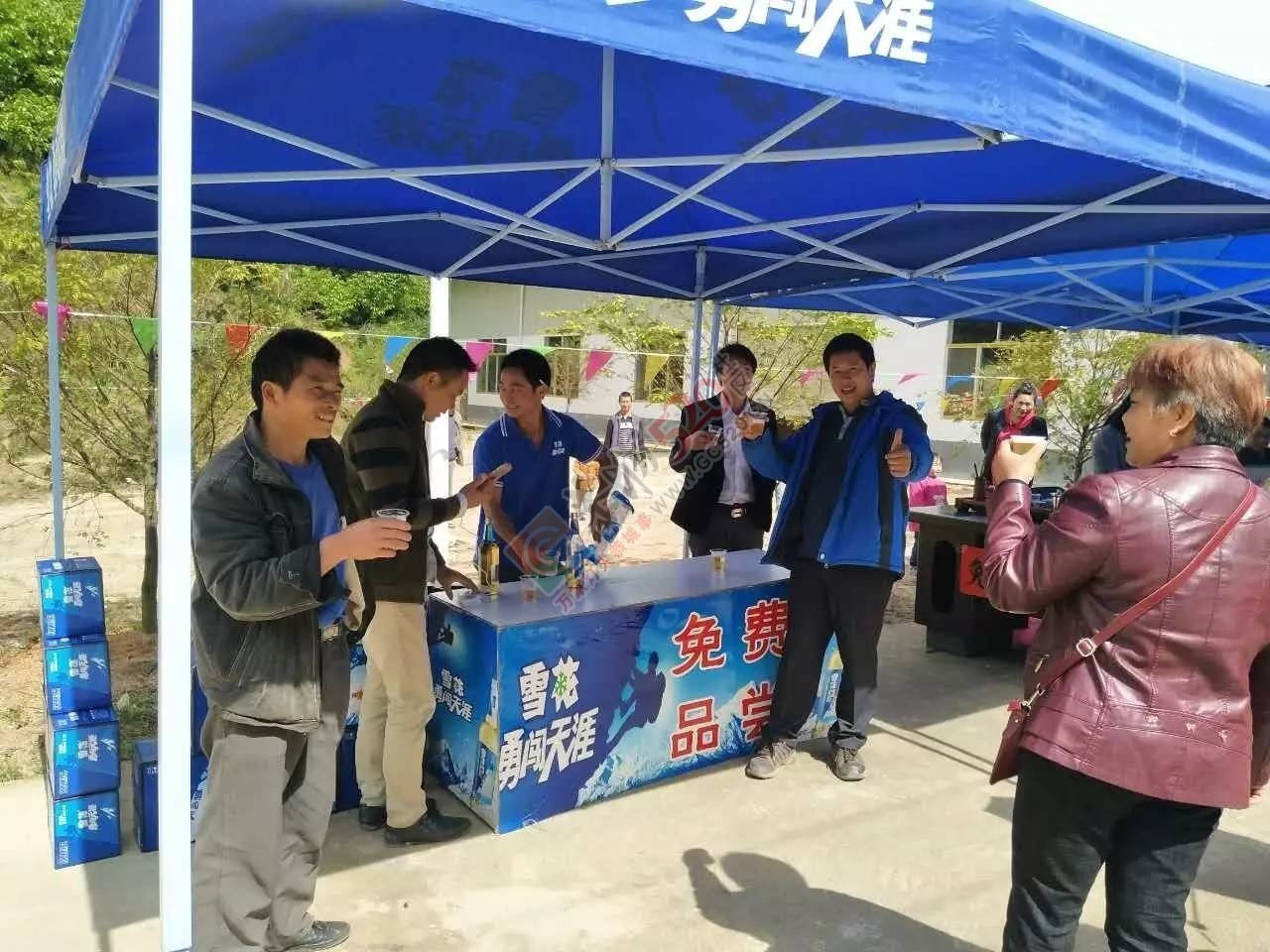 黄竹岗百亩茶园开采，前往踏青体验采茶的游客络绎不绝。茶园还在开放中，等你哦！611 / 作者:碧澄匀 / 帖子ID:207669