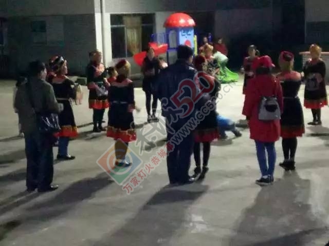 黄竹岗百亩茶园开采，前往踏青体验采茶的游客络绎不绝。茶园还在开放中，等你哦！70 / 作者:碧澄匀 / 帖子ID:207669