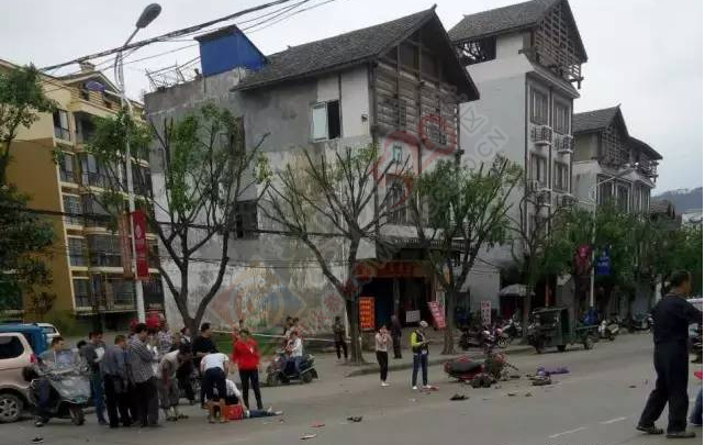 【突发】恭城虾里洞加油站附近发生车祸，电瓶车与油罐车发生碰撞，老人小孩均负伤！173 / 作者:绎苒 / 帖子ID:207704