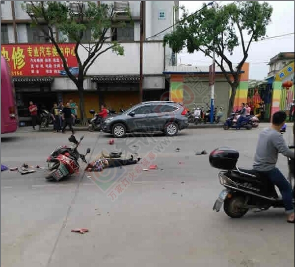 【突发】恭城虾里洞加油站附近发生车祸，电瓶车与油罐车发生碰撞，老人小孩均负伤！138 / 作者:罗少爷 / 帖子ID:207704