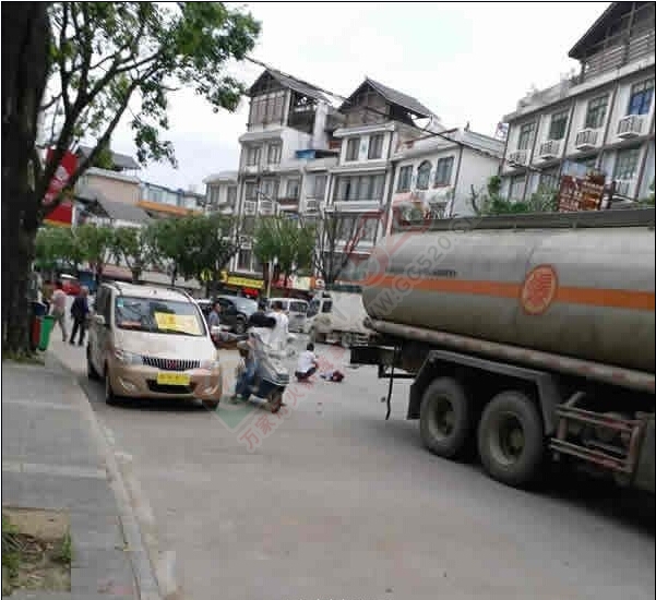 【突发】恭城虾里洞加油站附近发生车祸，电瓶车与油罐车发生碰撞，老人小孩均负伤！109 / 作者:罗少爷 / 帖子ID:207704
