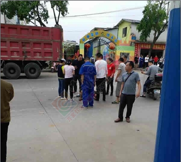 【突发】恭城虾里洞加油站附近发生车祸，电瓶车与油罐车发生碰撞，老人小孩均负伤！919 / 作者:罗少爷 / 帖子ID:207704