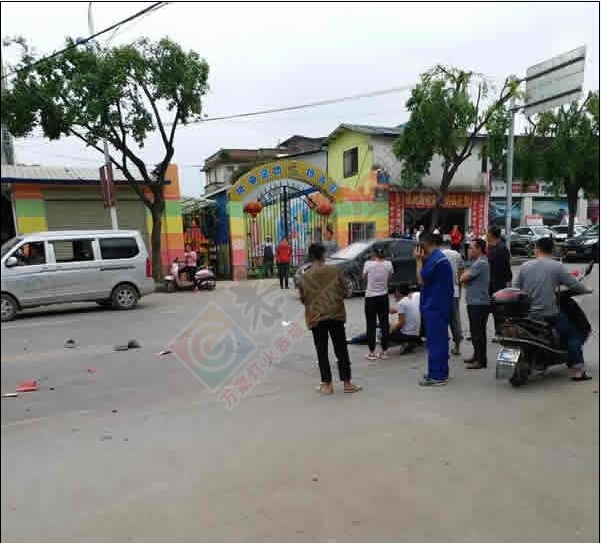 【突发】恭城虾里洞加油站附近发生车祸，电瓶车与油罐车发生碰撞，老人小孩均负伤！12 / 作者:罗少爷 / 帖子ID:207704