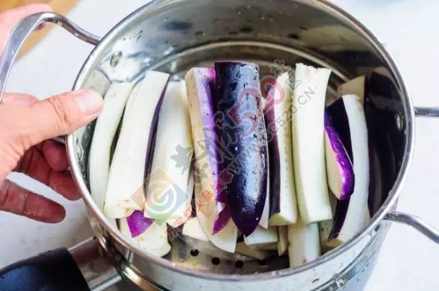 炒茄子耍个小聪明，一点不费油，绵软入味超好吃160 / 作者:凤凰山脚的人家 / 帖子ID:207849