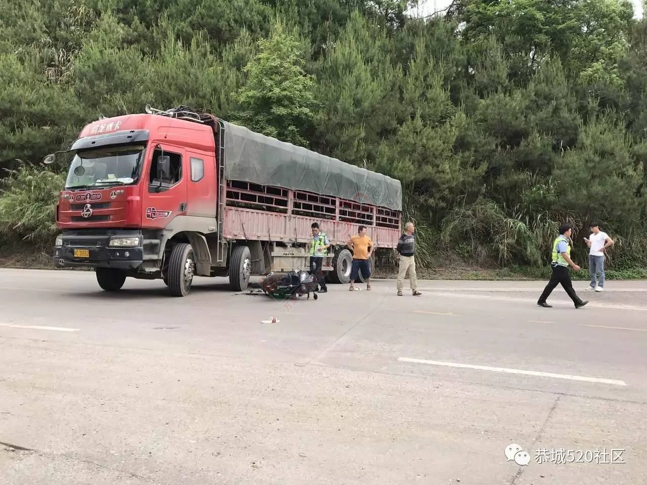 惊险！恭城满塘路口一摩托车因车速过快撞上拐弯大货车128 / 作者:桂花糕 / 帖子ID:208071