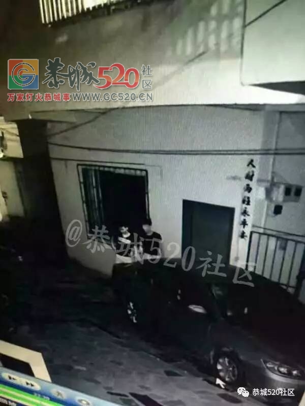 昨夜恭城后街地某住户停在门口的车子遭两男子“光顾”，已被监控视频拍下661 / 作者:社区小编 / 帖子ID:232502