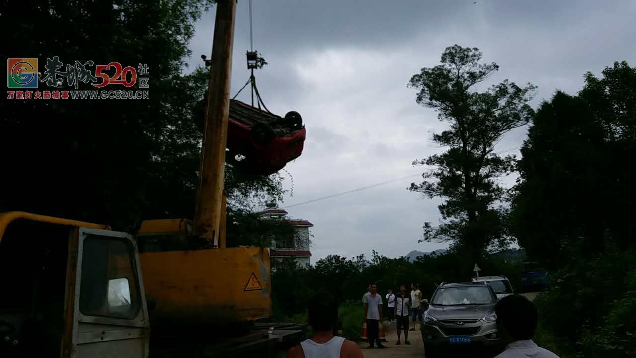 平安小学路口一辆摩的360°翻下沟！吊车出动救援！547 / 作者:啤酒加烤串儿 / 帖子ID:232624