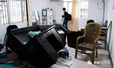 恭城某村一村民因多次未被邀请参加村务会，打砸村委办公室被判刑！622 / 作者:社区小编 / 帖子ID:232713