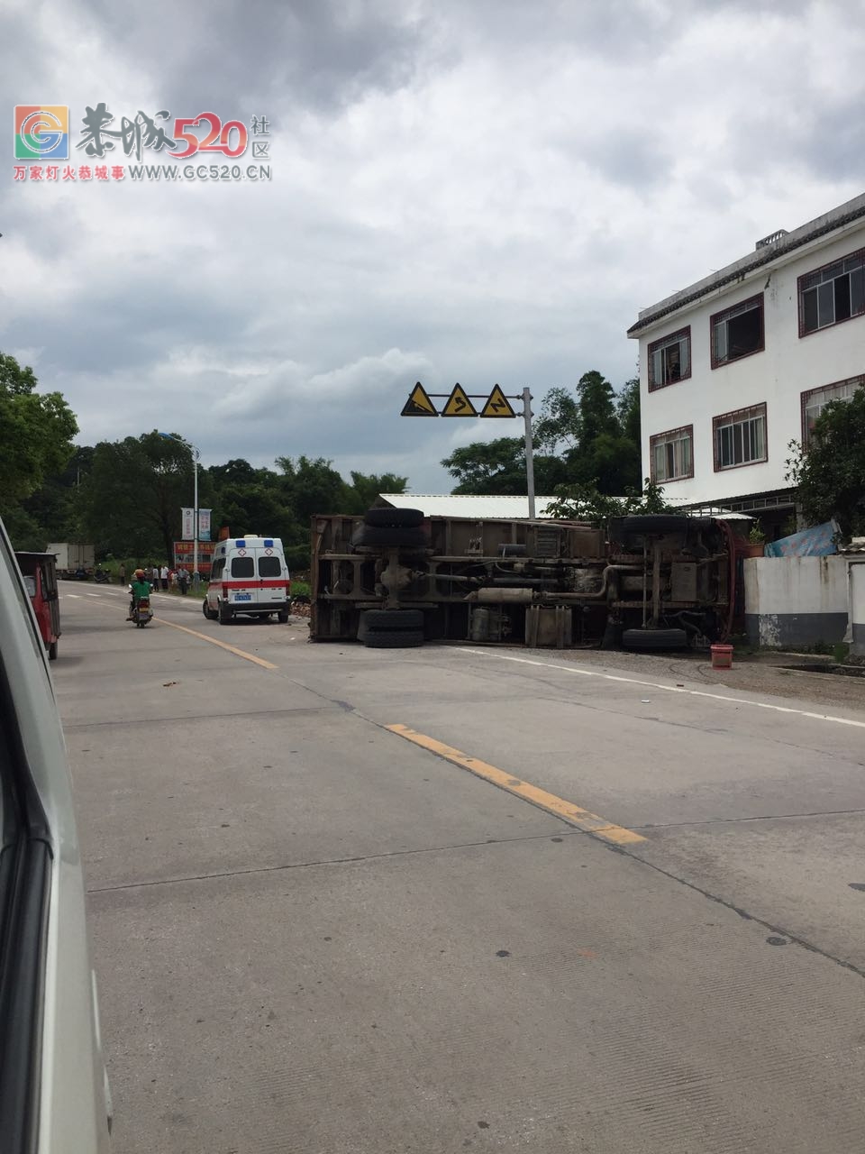突发！白马大桥拐弯处一辆大车翻车，目前三死一伤！！568 / 作者:豌豆公主 / 帖子ID:232938