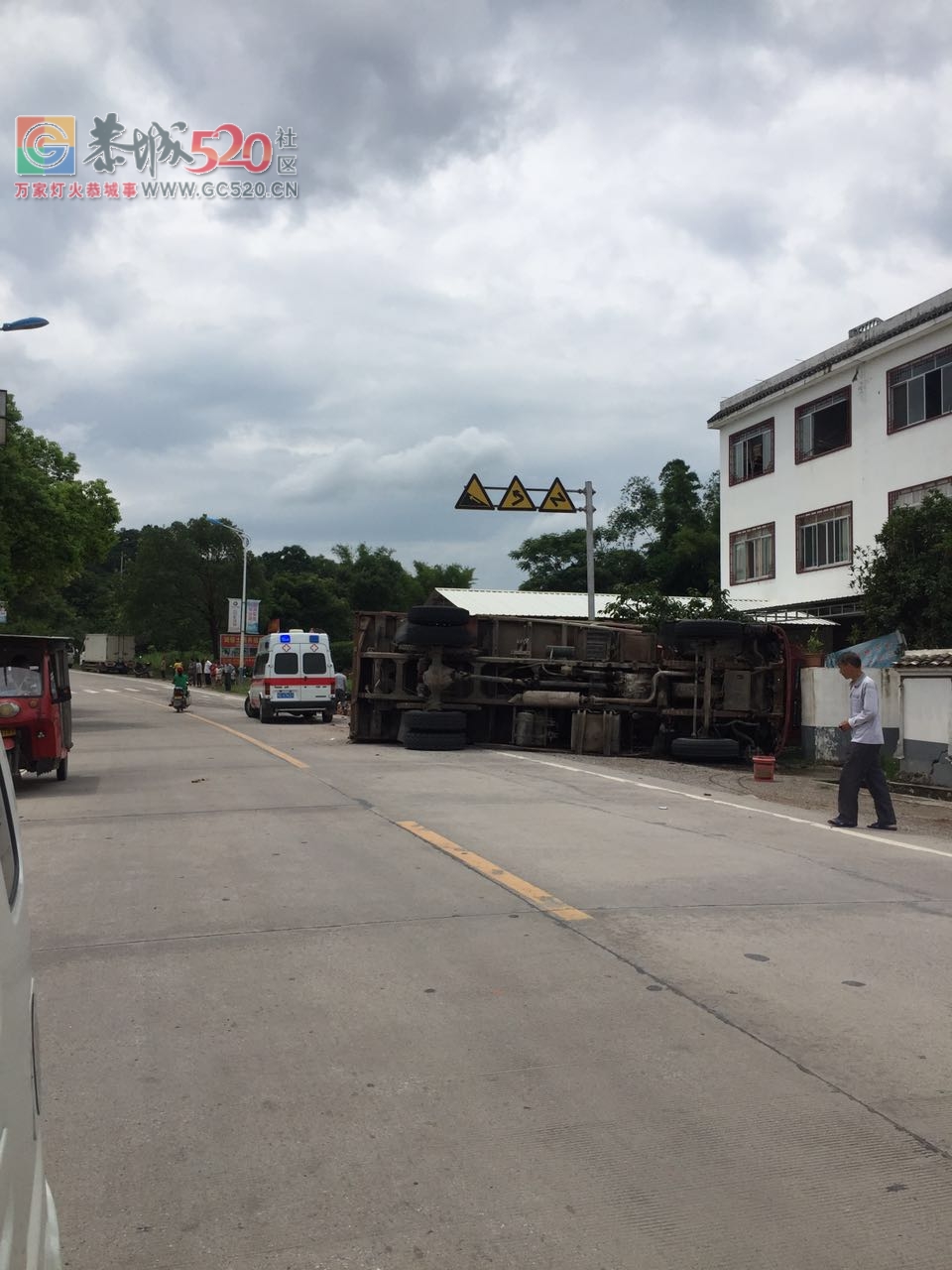 突发！白马大桥拐弯处一辆大车翻车，目前三死一伤！！171 / 作者:豌豆公主 / 帖子ID:232938
