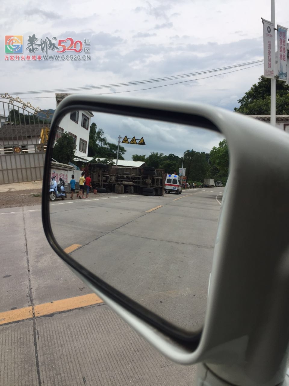 突发！白马大桥拐弯处一辆大车翻车，目前三死一伤！！617 / 作者:豌豆公主 / 帖子ID:232938