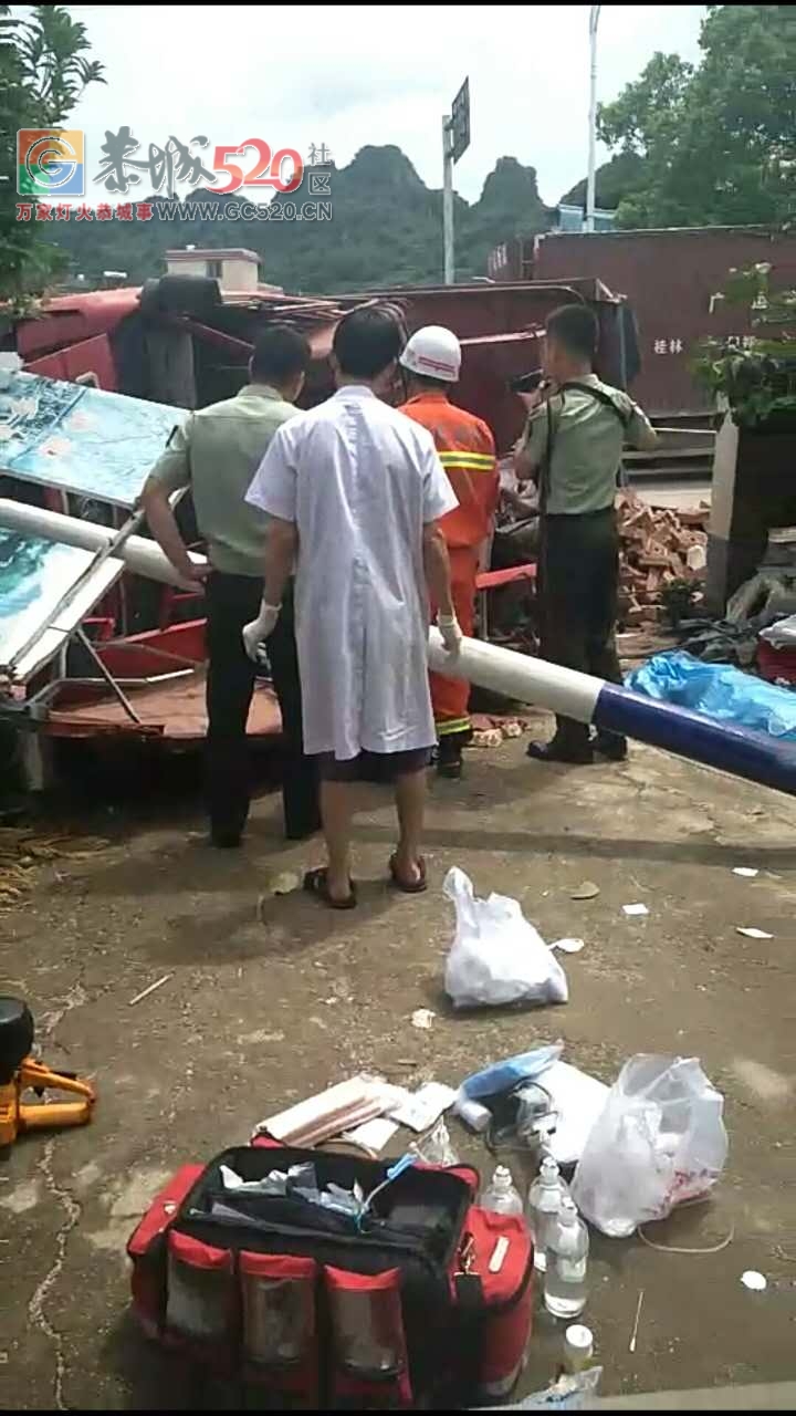 突发！白马大桥拐弯处一辆大车翻车，目前三死一伤！！456 / 作者:豌豆公主 / 帖子ID:232938