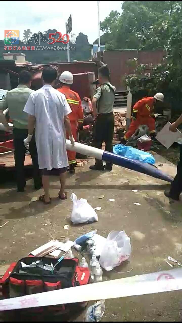 突发！白马大桥拐弯处一辆大车翻车，目前三死一伤！！220 / 作者:豌豆公主 / 帖子ID:232938