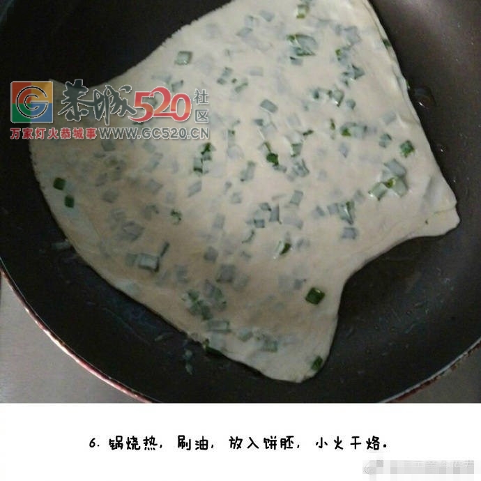 快手葱油饼（饺子皮版本）饺子皮加了些葱花做成葱油饼,，就问你吃过没...820 / 作者:啤酒加烤串儿 / 帖子ID:235121