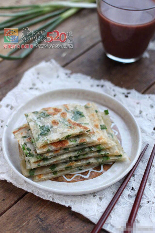 快手葱油饼（饺子皮版本）饺子皮加了些葱花做成葱油饼,，就问你吃过没...661 / 作者:啤酒加烤串儿 / 帖子ID:235121