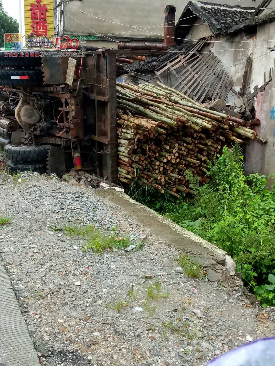 昨晚加会酒饼厂的一间民房被一辆停在路边装满木头货车压到，所幸无人员伤害772 / 作者:流浪者 / 帖子ID:235176