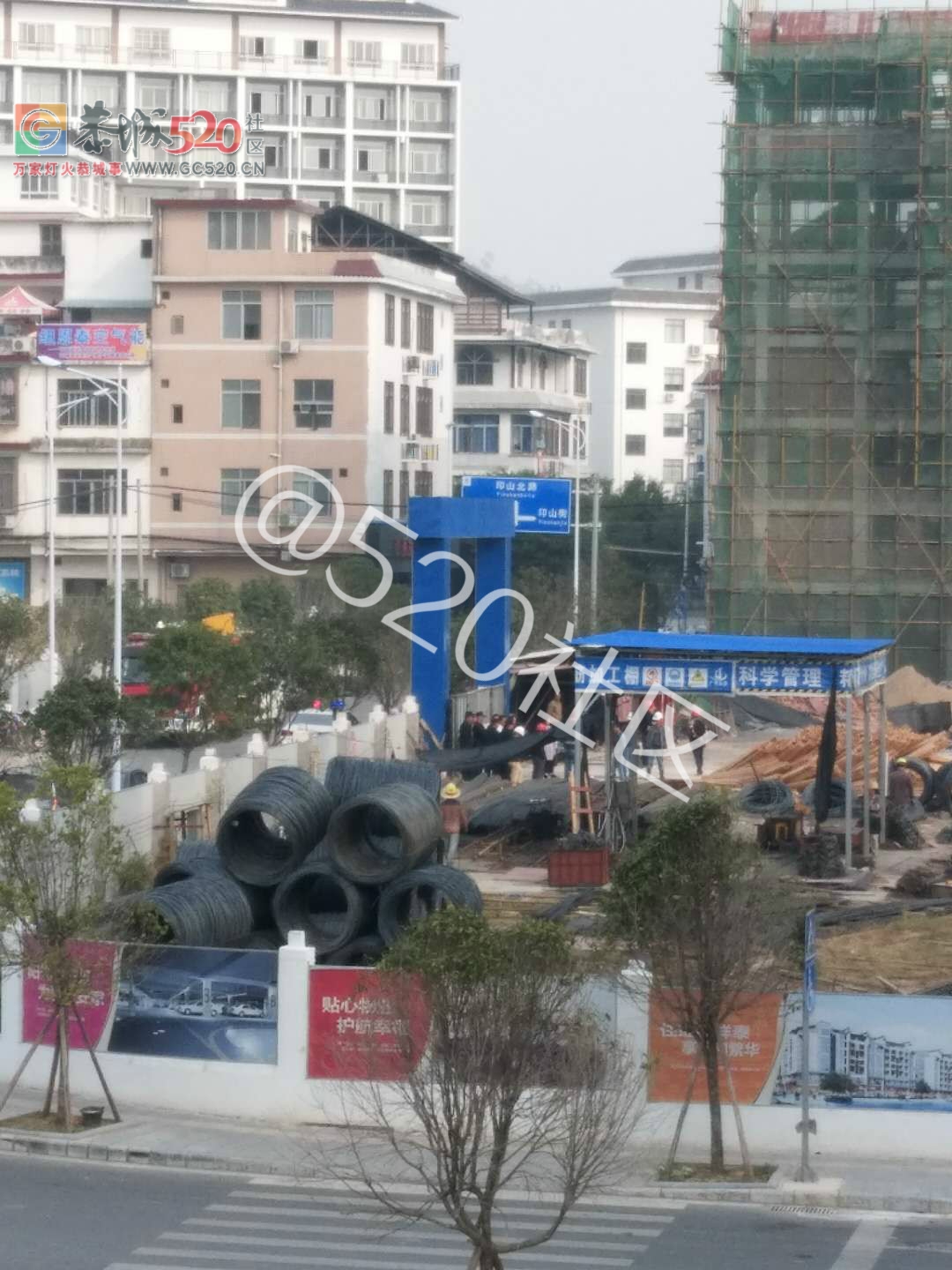 因未结清工钱，恭城某工地有工人爬上吊塔，扬言要从上面跳下来831 / 作者:有你就go了 / 帖子ID:238491