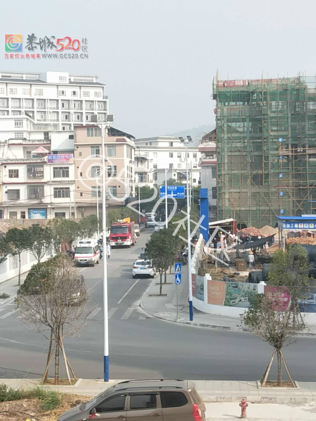 因未结清工钱，恭城某工地有工人爬上吊塔，扬言要从上面跳下来28 / 作者:有你就go了 / 帖子ID:238491