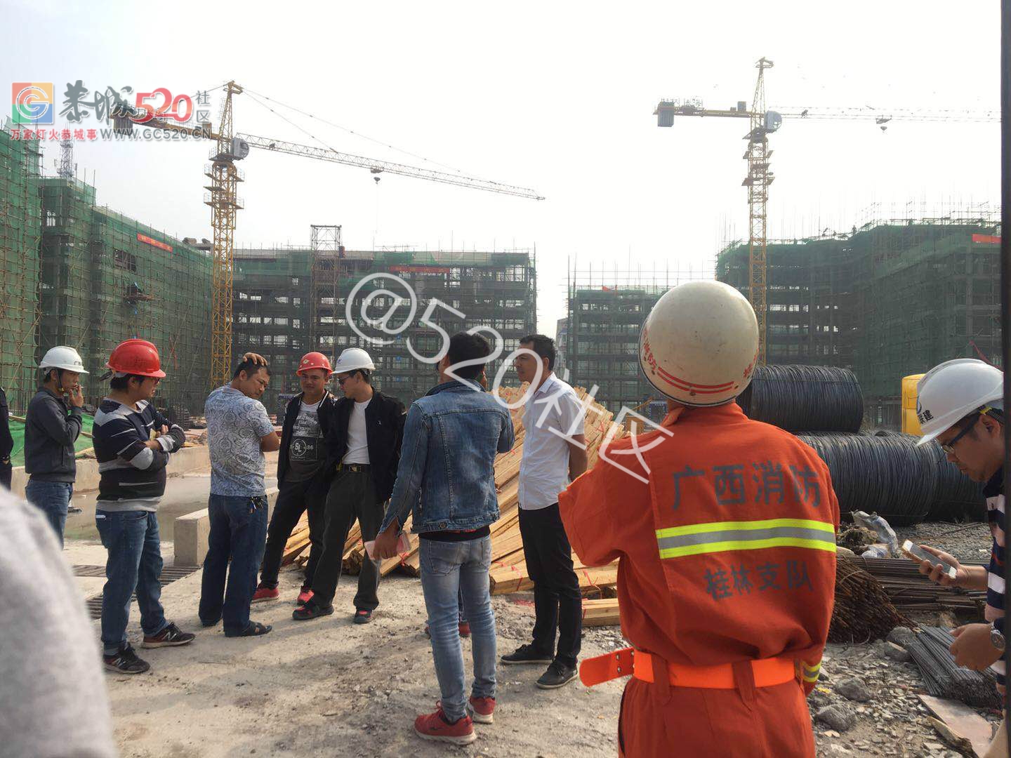 因未结清工钱，恭城某工地有工人爬上吊塔，扬言要从上面跳下来379 / 作者:有你就go了 / 帖子ID:238491