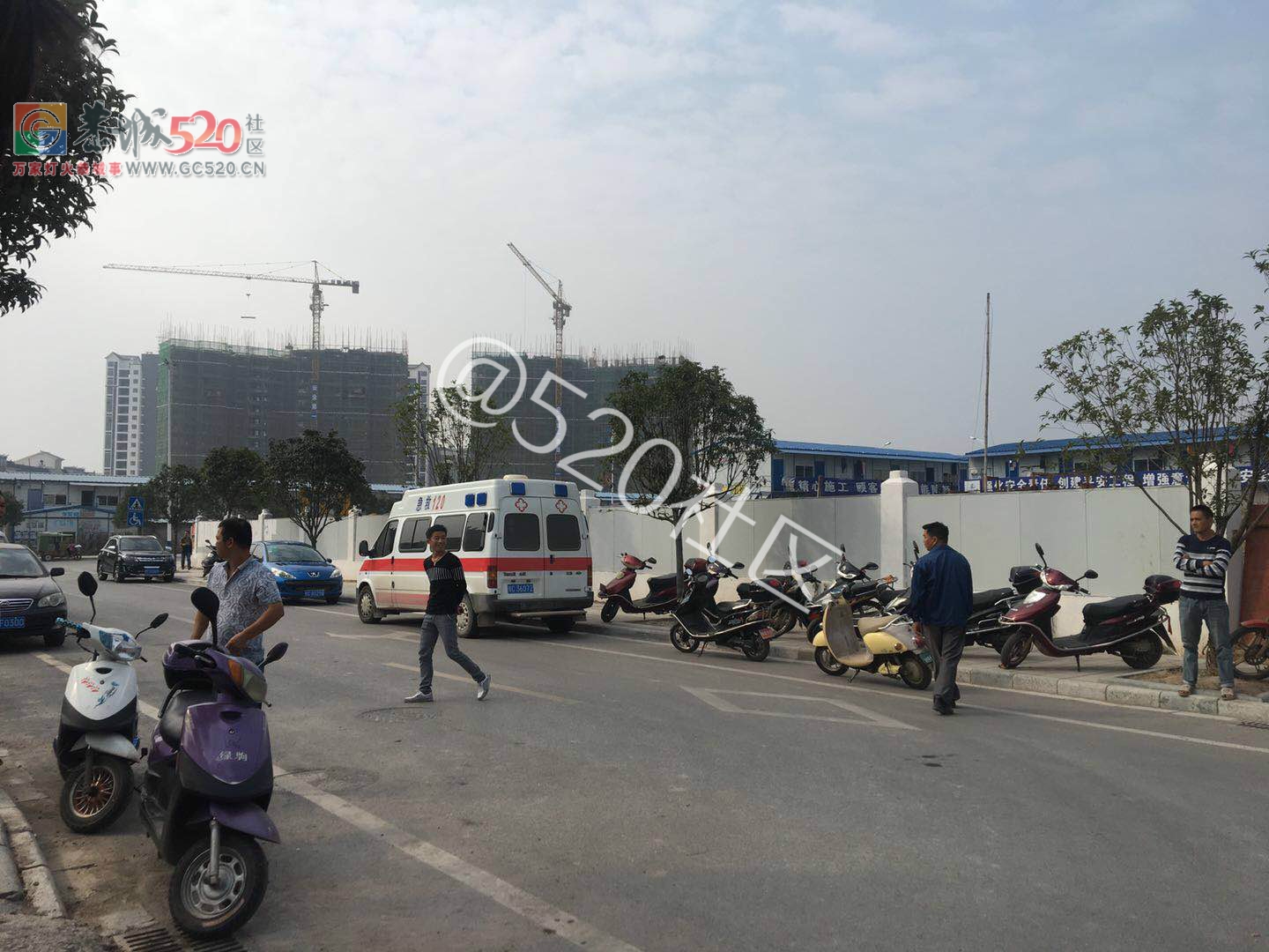因未结清工钱，恭城某工地有工人爬上吊塔，扬言要从上面跳下来782 / 作者:有你就go了 / 帖子ID:238491