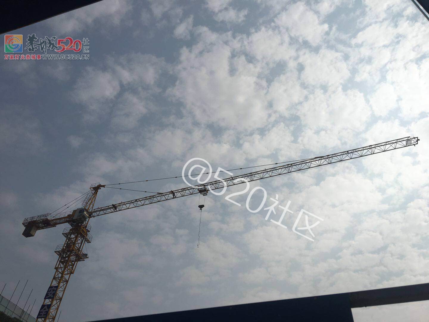 因未结清工钱，恭城某工地有工人爬上吊塔，扬言要从上面跳下来882 / 作者:有你就go了 / 帖子ID:238491
