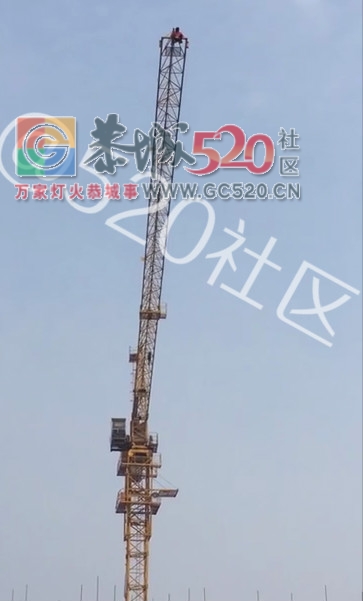 因未结清工钱，恭城某工地有工人爬上吊塔，扬言要从上面跳下来927 / 作者:有你就go了 / 帖子ID:238491