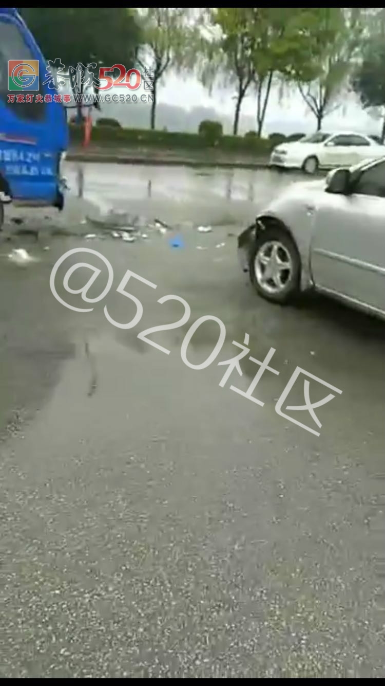 千钧小区门口小圆盘有车祸833 / 作者:野兔子 / 帖子ID:238624
