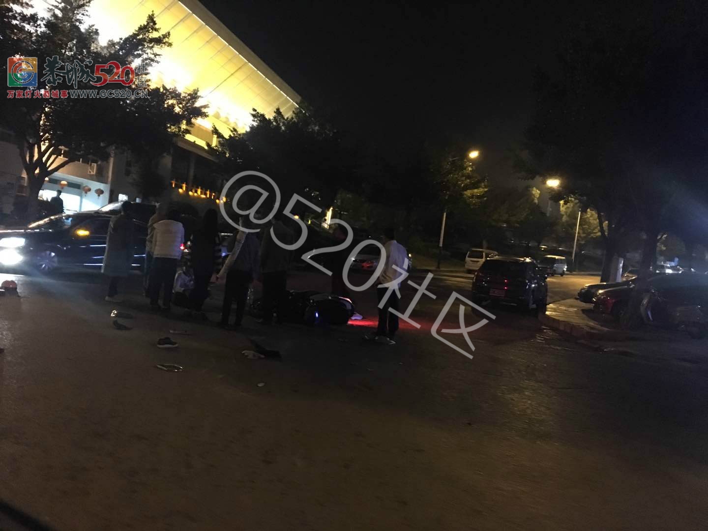 恭城体育馆门口出车祸，肇事小车逃逸66 / 作者:昨天已不在 / 帖子ID:241034
