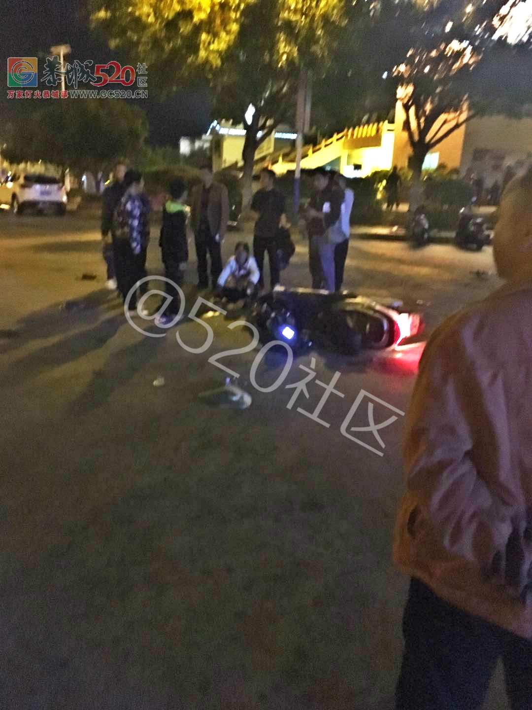 恭城体育馆门口出车祸，肇事小车逃逸177 / 作者:昨天已不在 / 帖子ID:241034