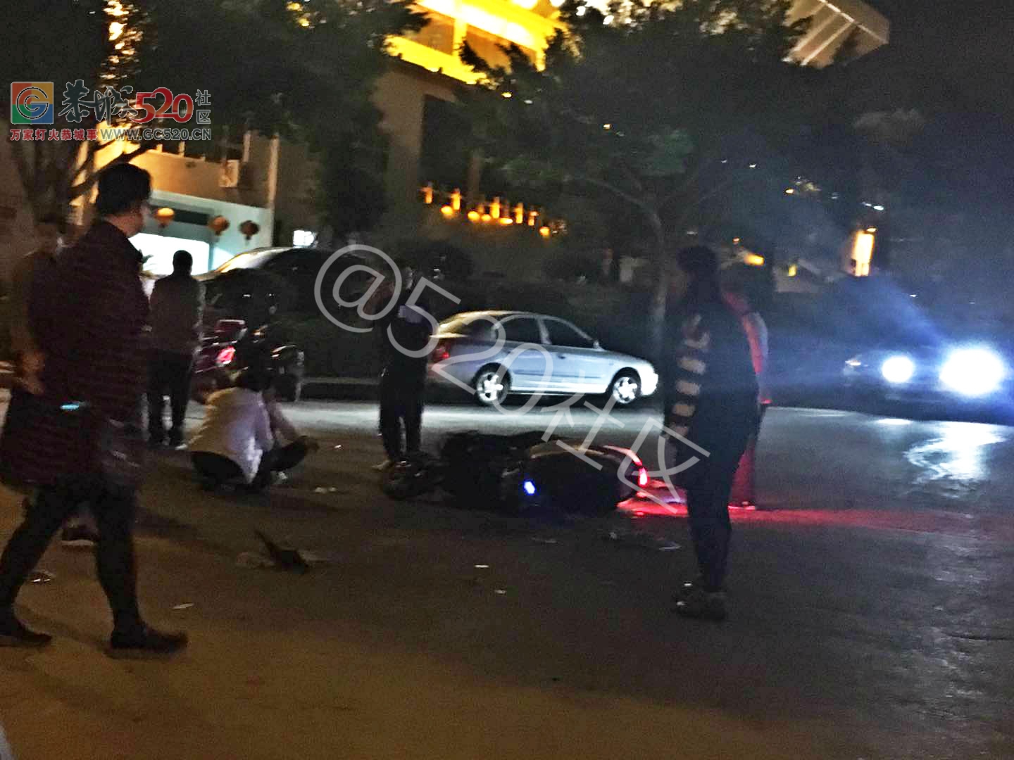 恭城体育馆门口出车祸，肇事小车逃逸997 / 作者:昨天已不在 / 帖子ID:241034