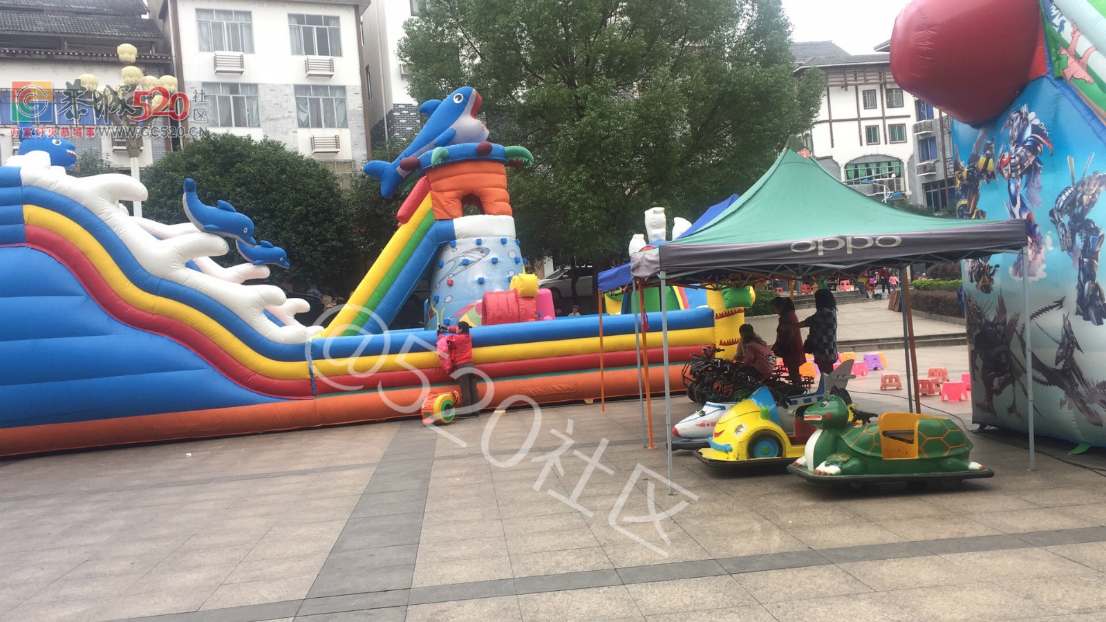 恭城中心广场大广告牌四分五裂飞扬空中，摇摇欲坠！463 / 作者:九命猫 / 帖子ID:241125